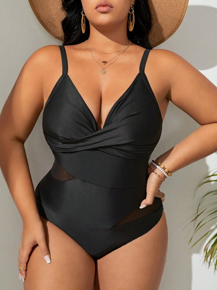 Frau im schwarzen Badeanzug, Plus-Size, mit Hut und Schmuck, Sommermode, Strandbekleidung.