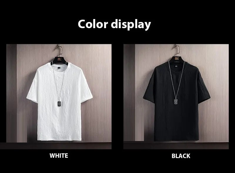 Weiße und schwarze T-Shirts auf Kleiderbügeln, Baumwolle, Kurzarm, Mode, Herrenbekleidung.