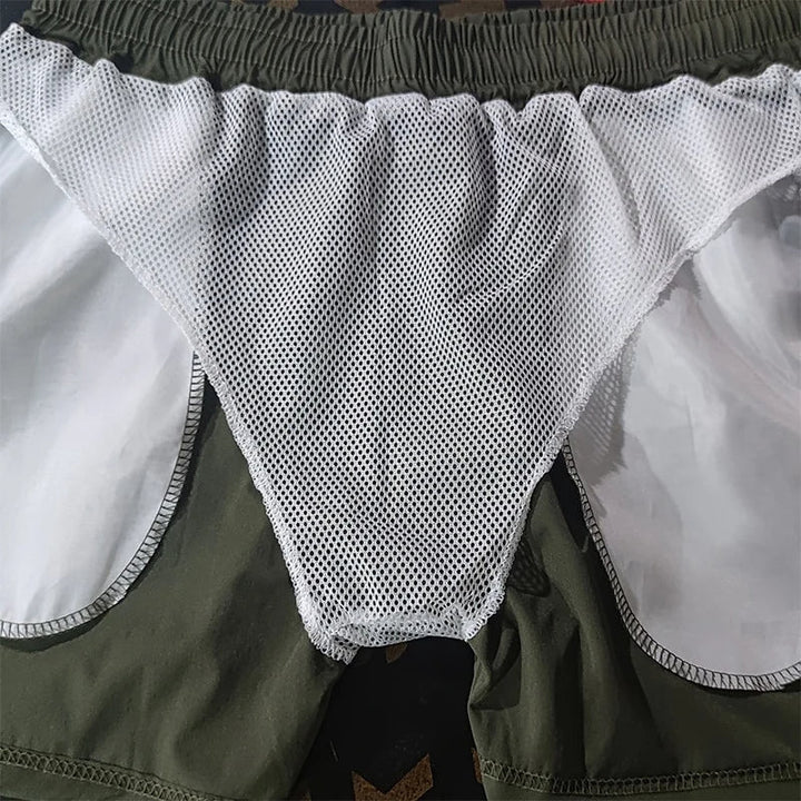 Grüne Herren-Shorts mit weißem Netzfutter, atmungsaktiv, sportlich, bequem.