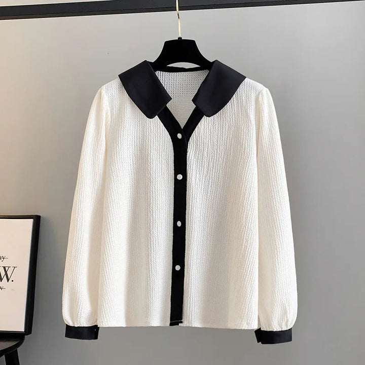 Weiße Bluse mit schwarzem Kragen und Knopfleiste, Damenmode, elegant, langärmlig.