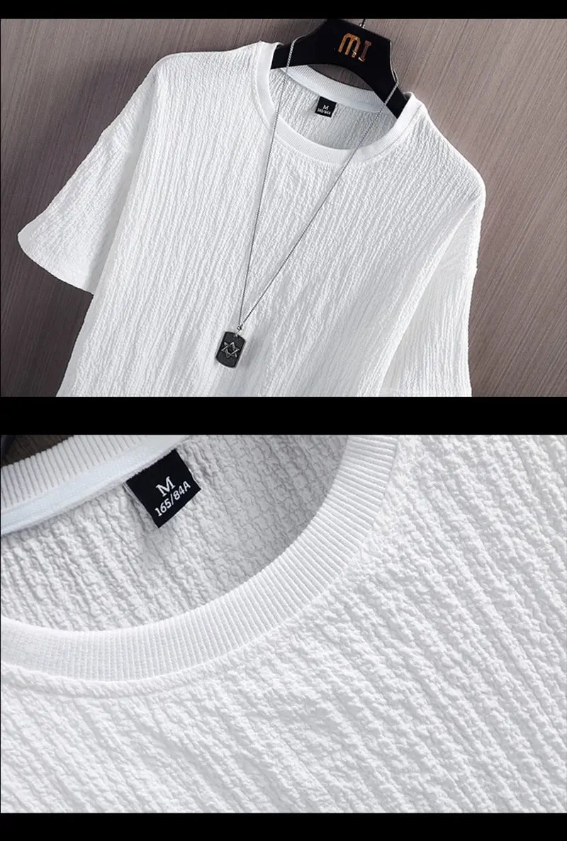 Weiße Herren-T-Shirt aus Baumwolle mit Strukturmuster, lässig, auf Kleiderbügel.