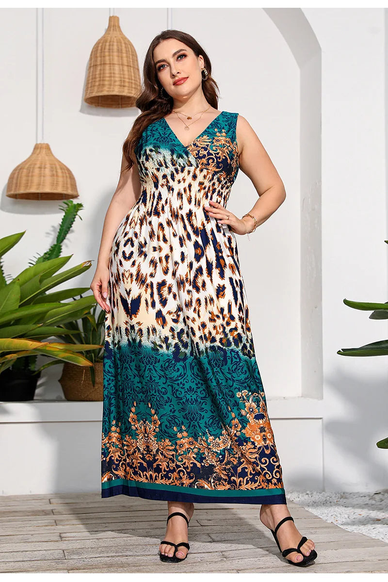 Frau im ärmellosen Maxikleid mit Leopardenmuster und blauem Barock-Design, Sommermode.