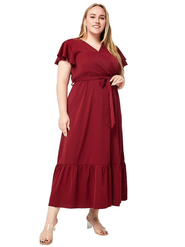 Frau in rotem Maxikleid mit Gürtel, V-Ausschnitt, Rüschenärmeln, elegant, Plus-Size-Mode.