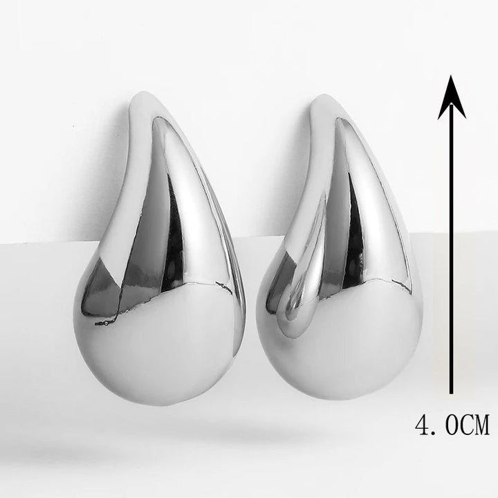 Silberne Tropfen-Ohrringe, glänzend, 4 cm, modisches Schmuckdesign, elegantes Accessoire.