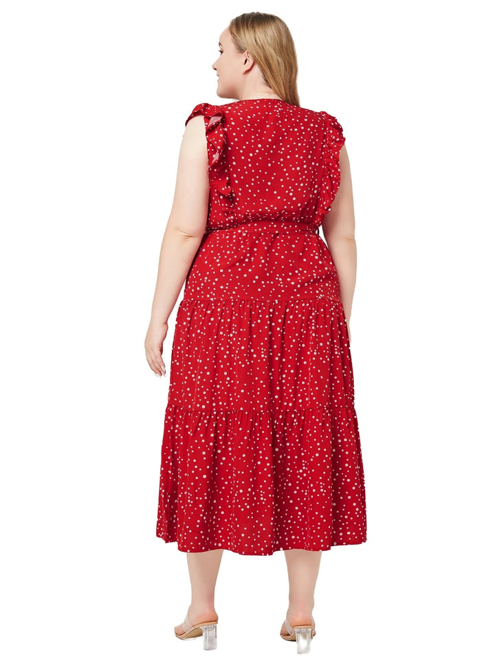 Frau in rotem gepunktetem Sommerkleid, ärmellos, knöchellang, Rückansicht, Plus-Size-Mode.