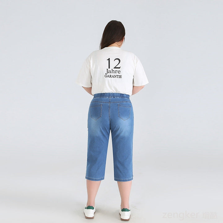 Frau in blauer Jeans und weißem T-Shirt mit "12 Jahre Garantie" Aufdruck, Rückansicht.