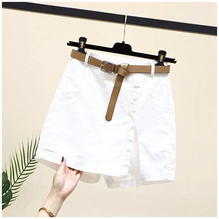 Weiße Damen-Shorts mit braunem Gürtel, Baumwolle, Sommermode, elegant, Freizeitkleidung.
