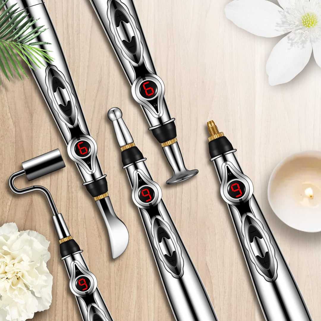 Elektrische Akupunkturstifte Set, silber, digitaler Bildschirm, Holzuntergrund, Wellness-Accessoire.
