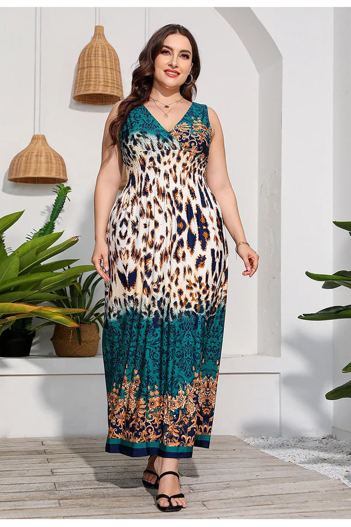 Frau in langem, gemustertem Sommerkleid mit Leopardenmuster und Pflanzen im Hintergrund.