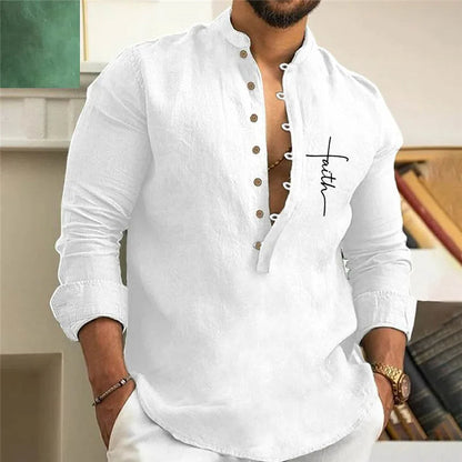 Weißes Herrenhemd mit Stehkragen, Knopfleiste und "Faith"-Schriftzug, lässig, Baumwolle.