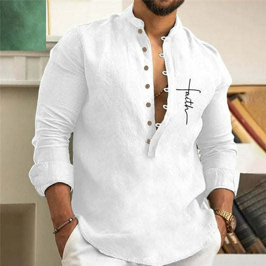 Weißes Herrenhemd mit Stehkragen, Knopfleiste und "Faith"-Schriftzug, lässig, Baumwolle.