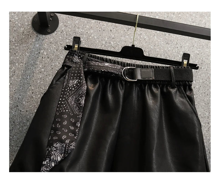 Schwarzer Lederrock mit Gürtel und Bandana-Detail, modisch, Damenbekleidung, elegant.