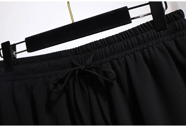 Schwarze Damenhose mit elastischem Bund und Kordelzug, bequem und modisch.