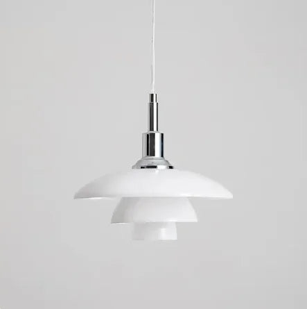 Weiße Pendelleuchte, modernes Design, Metall und Glas, skandinavischer Stil, Wohnzimmerbeleuchtung.