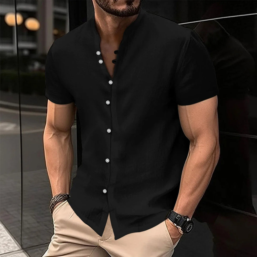 Mann in schwarzem Kurzarmhemd, Knopfleiste, lässiger Stil, Sommermode, Herrenbekleidung.