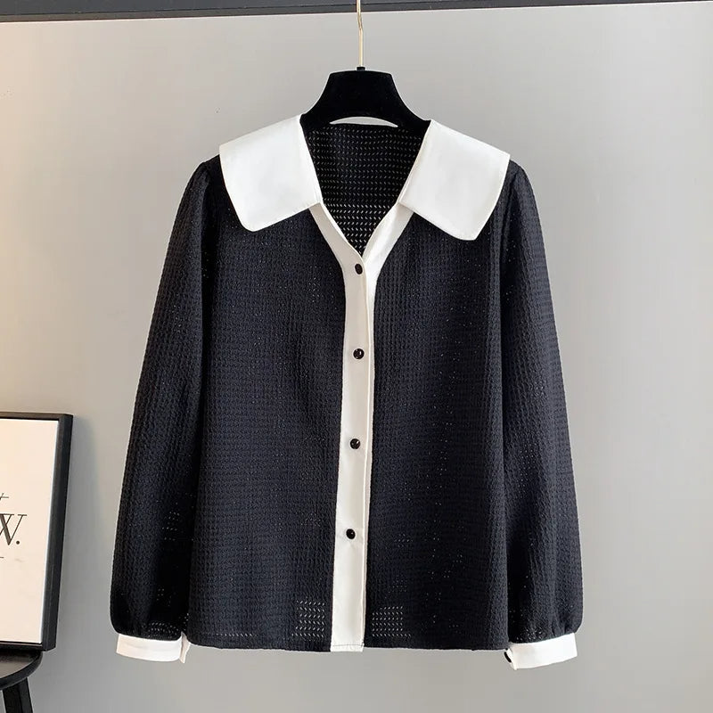 Schwarze Damenbluse mit weißem Kragen und Knopfleiste, elegantes Design, Langarm.