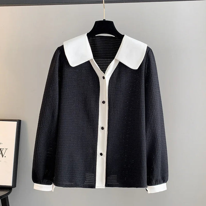 Schwarze Damenbluse mit weißem Kragen und Knopfleiste, elegantes Design, Langarm.