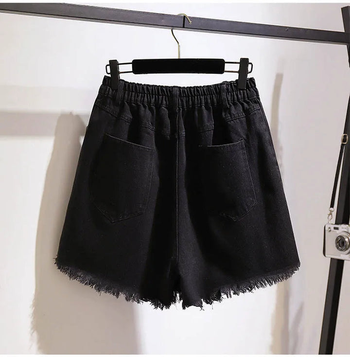 Schwarze Damen-Jeansshorts mit Fransen, elastischer Bund, zwei Taschen, lässiger Sommerstil.