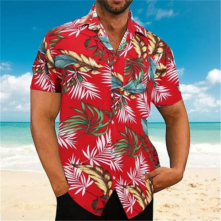 Mann in rotem Hawaiihemd mit tropischem Muster am Strand, Sommermode, Kurzarmhemd.
