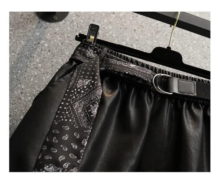 Schwarzer Lederrock mit Paisley-Muster, Gürtel und Clip, modisch, elegant, Damenbekleidung.