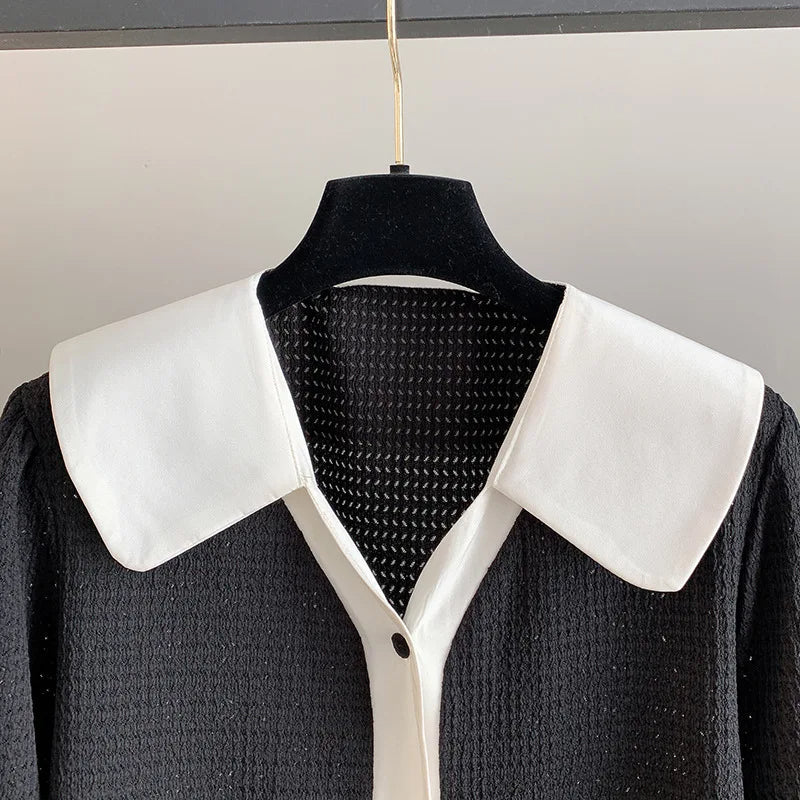 Schwarzes Kleid mit weißem Kragen, Knopfleiste, elegantes Design, Damenmode.