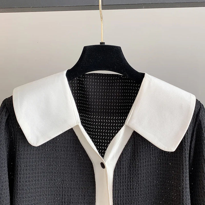 Schwarzes Kleid mit weißem Kragen, Knopfleiste, elegantes Design, Damenmode.