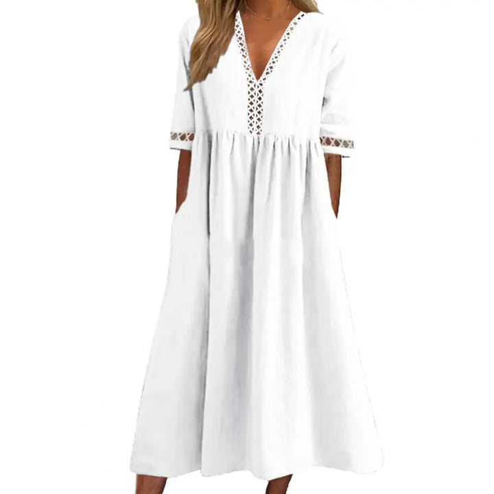 Weißes Damen-Sommerkleid mit V-Ausschnitt und Spitzenakzenten, knielang, Baumwolle.