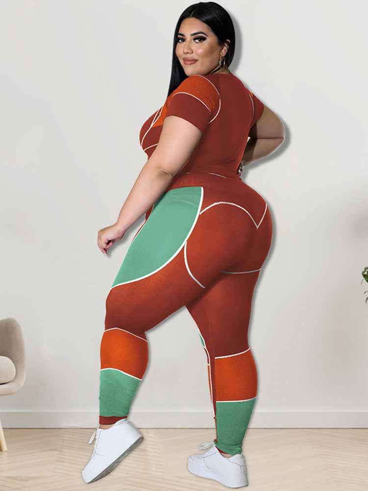 Frau in rotem und grünem Jumpsuit, Plus-Size-Mode, moderne Damenbekleidung, weiße Sneaker.