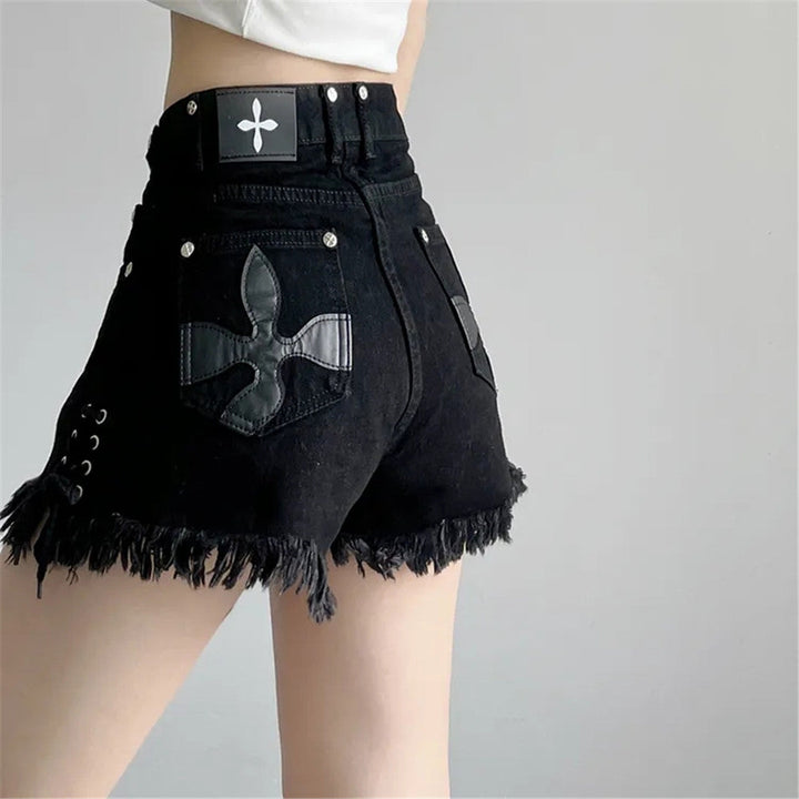 Schwarze Damen-Jeansshorts mit Fransen, hoher Taille und Kreuzmuster auf der Gesäßtasche.