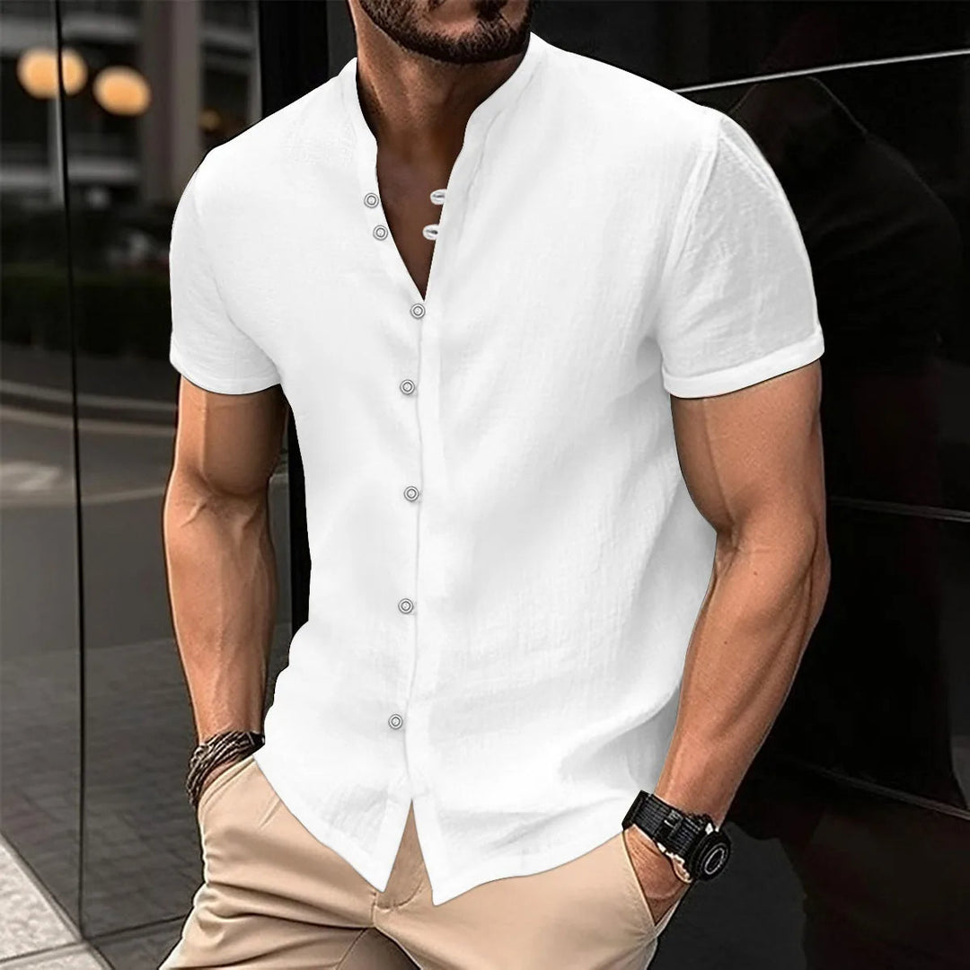 Mann in weißem Leinenhemd, kurzärmelig, modern, lässig, Sommermode, Herrenbekleidung.