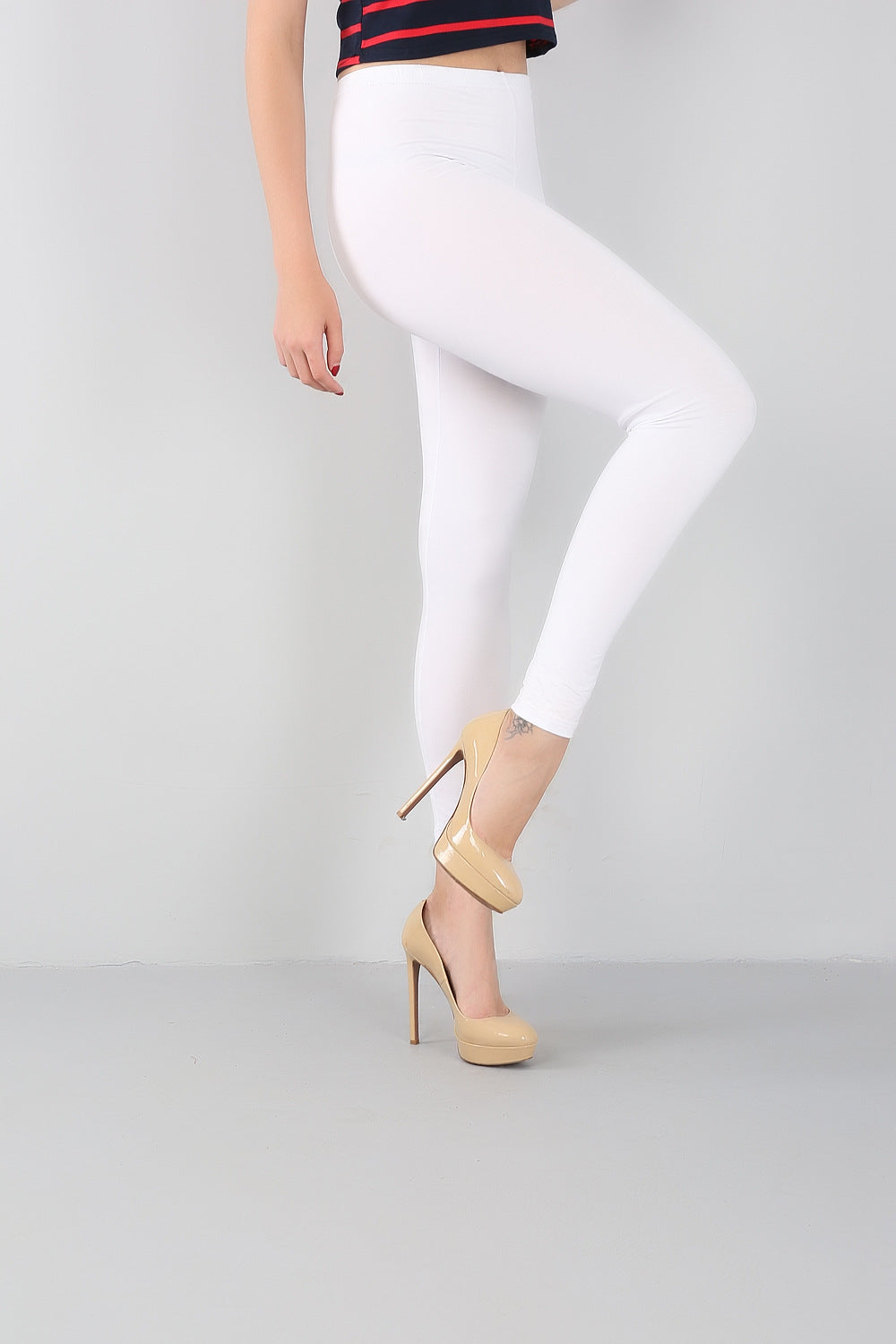 Frau in weißen Leggings und beigen High Heels, Mode, Damenbekleidung, eleganter Stil.