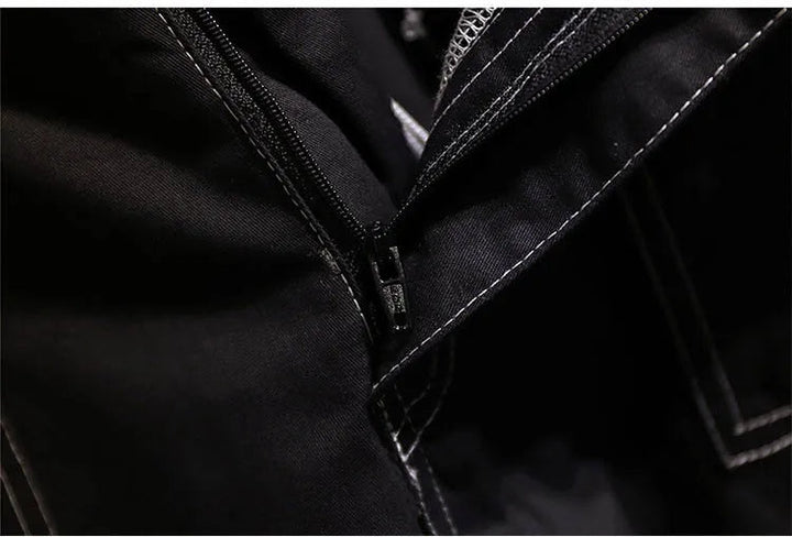 Schwarze Jacke mit Reißverschluss, Nahaufnahme, hochwertige Verarbeitung, modisches Design.