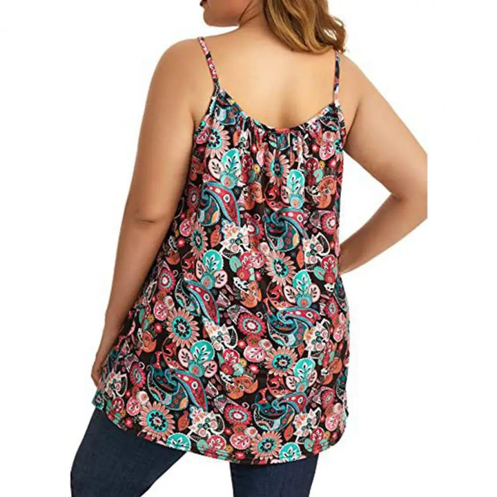 Frau in ärmellosem, floralem Top mit Paisley-Muster, bunt, Sommermode, Rückansicht.