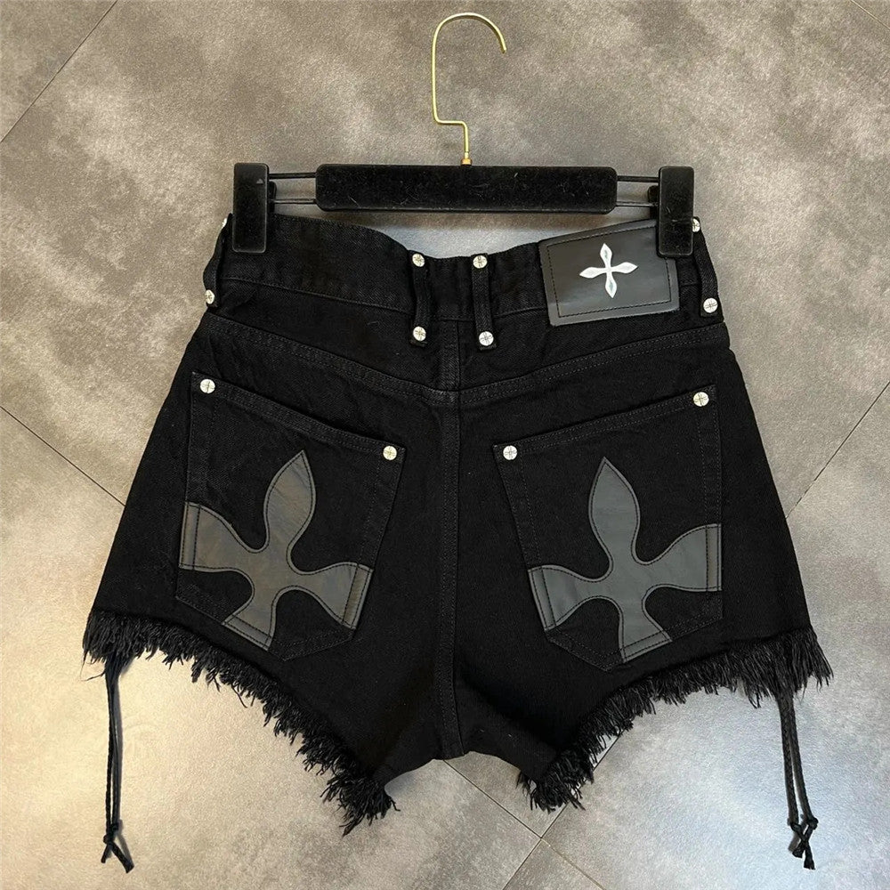 Schwarze Damen-Jeansshorts mit Fransen, Lederdetails, Taschen, modisch, Sommermode.
