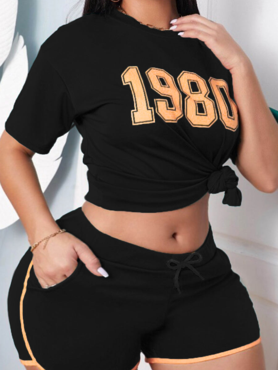 Schwarzes Damen-Sportset mit "1980" Aufdruck, T-Shirt und Shorts, Freizeitmode.