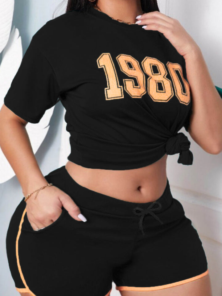 Schwarzes Damen-Sportset mit "1980" Aufdruck, T-Shirt und Shorts, Freizeitmode.