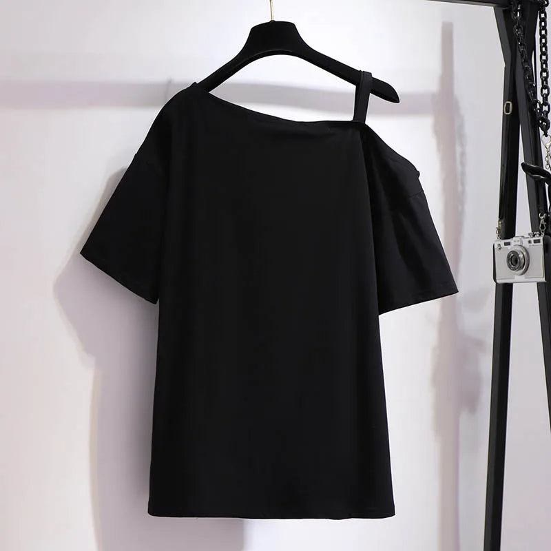 Schwarzes schulterfreies T-Shirt, Damenmode, Baumwolle, lässig, elegant, auf Kleiderbügel.