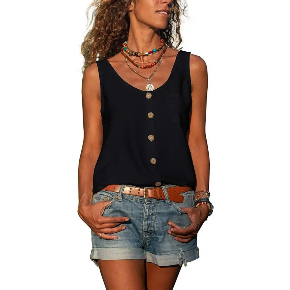 Frau in schwarzem ärmellosen Top mit Knöpfen, Jeansshorts, Sommermode, lässiger Stil.
