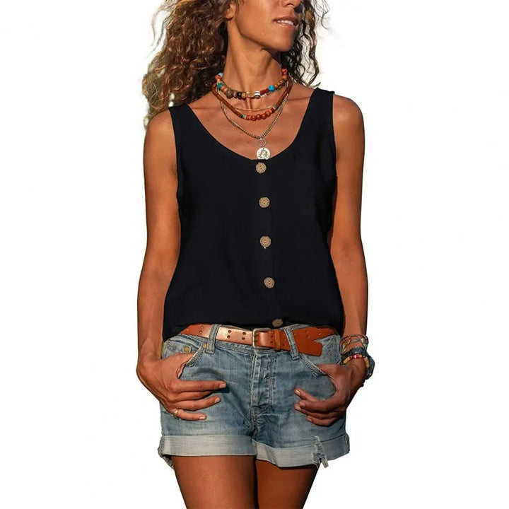 Frau in schwarzem ärmellosen Top mit Knöpfen, Jeansshorts, Sommermode, lässiger Stil.