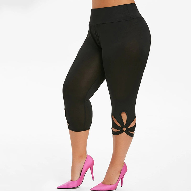 Schwarze Leggings mit Cut-Out-Design, knielang, Damenmode, kombiniert mit pinken High Heels.