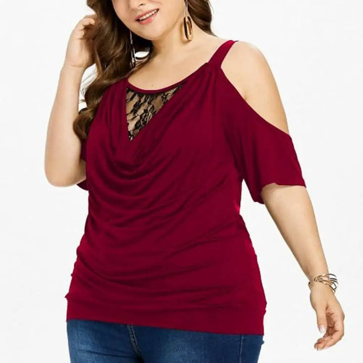 Frau in rotem Cold-Shoulder-Top mit Spitzenbesatz, lässige Mode, Plus-Size, Jeans.