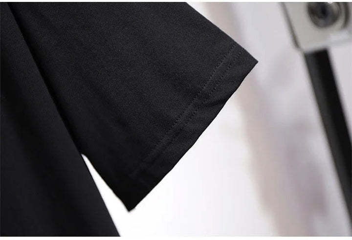 Schwarzes T-Shirt aus Baumwolle, Nahaufnahme Ärmel, modisch, hochwertig, bequem.