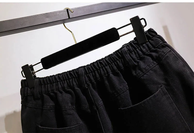 Schwarze Jogginghose mit elastischem Bund, Baumwolle, auf Kleiderbügel, Freizeitmode.