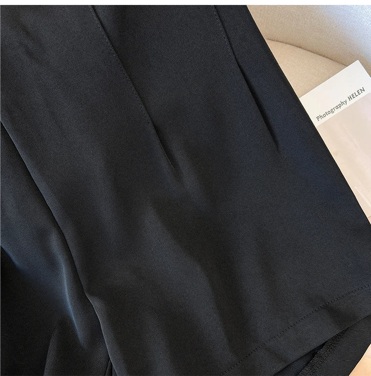 Schwarze Hose aus Baumwolle, Nahaufnahme, elegantes Design, Falten, Damenmode, minimalistisch.