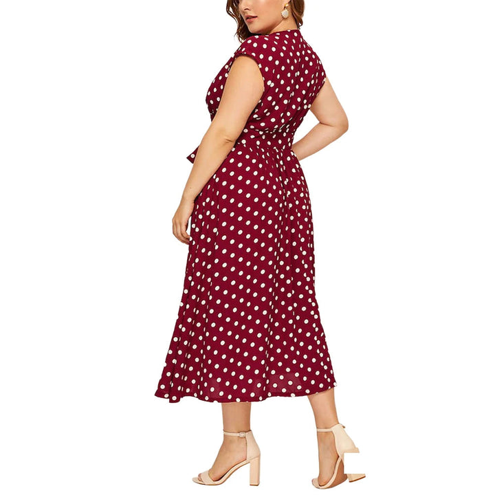 Frau in rotem gepunktetem Kleid, ärmellos, knielang, elegantes Design, Sommermode.