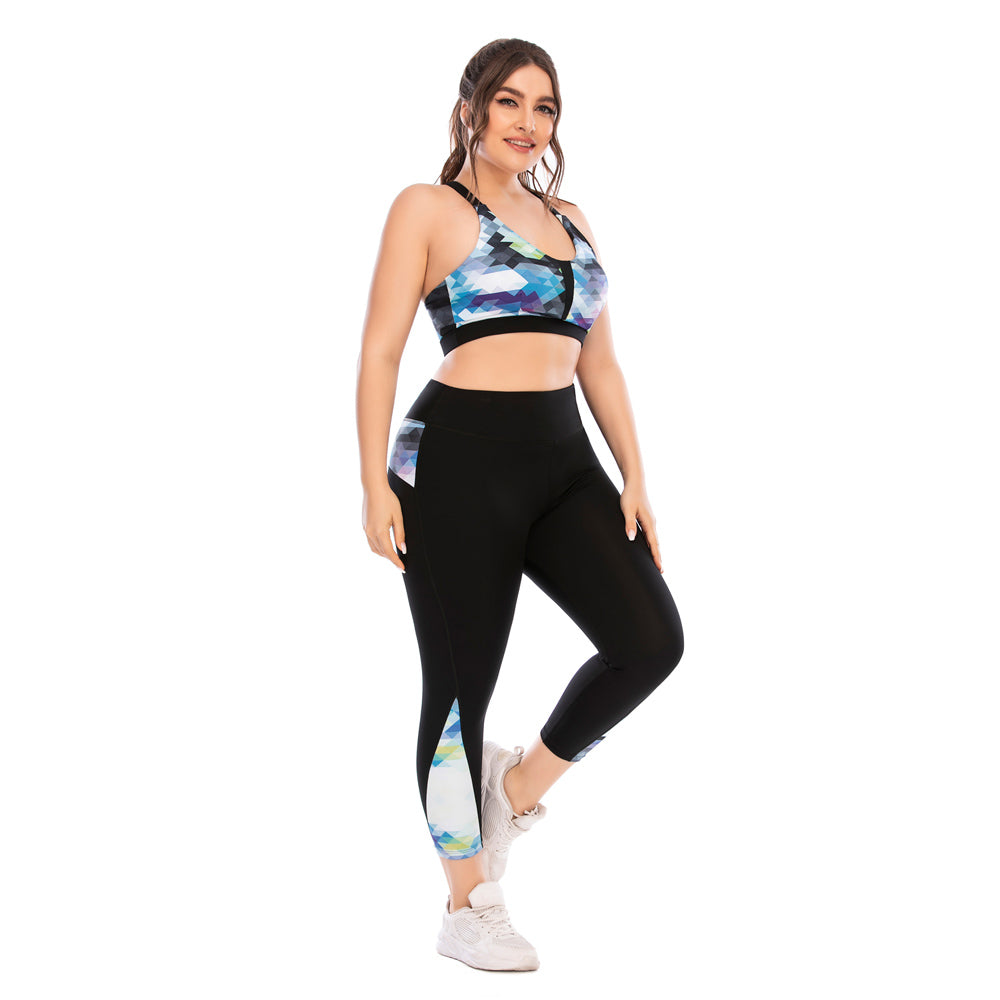 Frau in bunter Sportbekleidung, Sport-BH und Leggings, Fitnessmode, blau-schwarz, Studioaufnahme.