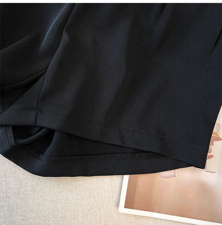 Schwarze Sportshorts aus Polyester, Nahaufnahme, atmungsaktiv, ideal für Fitness und Laufen.