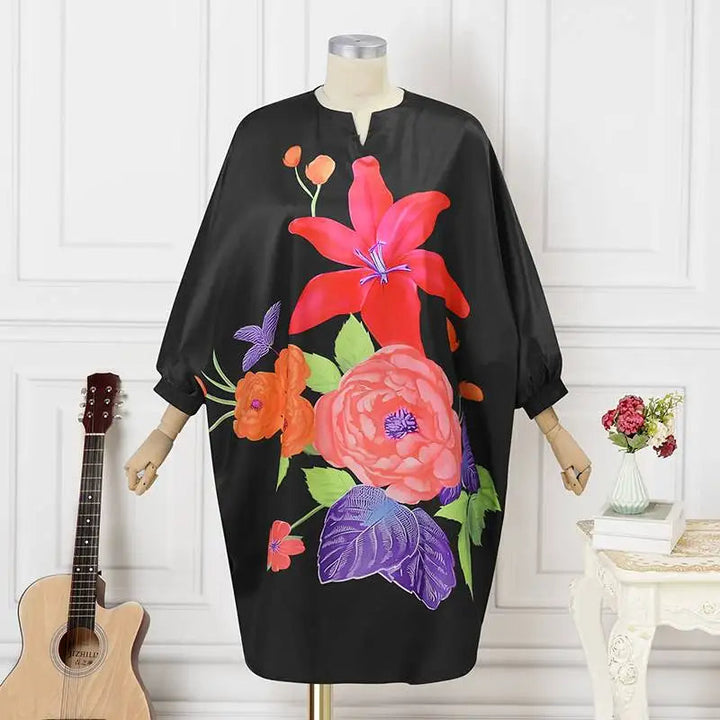 Schwarzes Kleid mit buntem Blumenmuster, Damenmode, lässig, elegant, langärmelig.