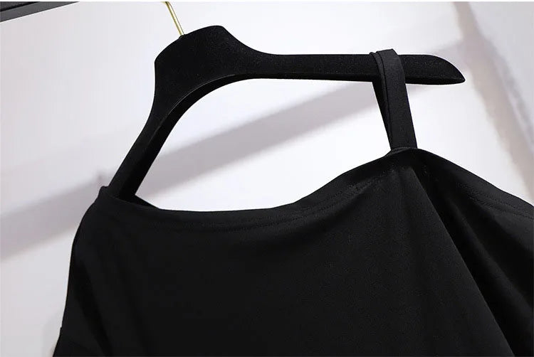 Schwarzes Damenkleid auf Kleiderbügel, elegantes Design, schulterfrei, aus Baumwolle.
