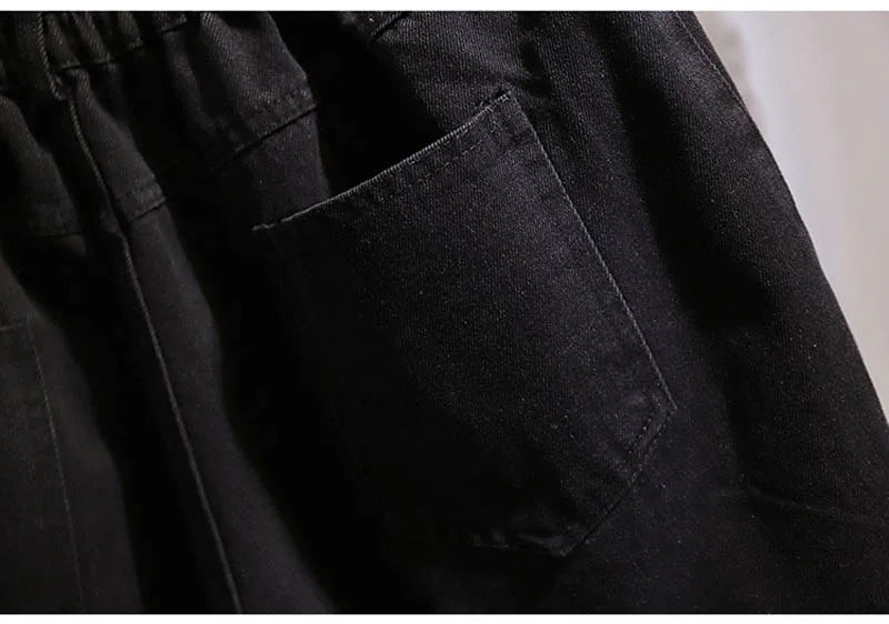 Schwarze Jeans mit Tasche, Baumwolle, modisch, robust, Freizeitkleidung, Detailansicht.
